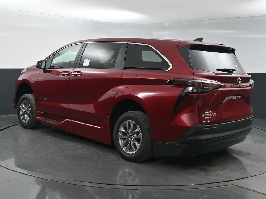 New 2025 Toyota Sienna Hybrid XLE Base - BraunAbility Side Entry Entry In Floor Automatic Ramp
