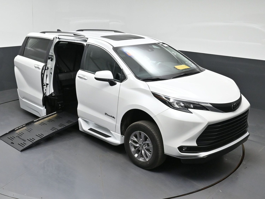 2026 Toyota Sienna XLE - Photo 18
