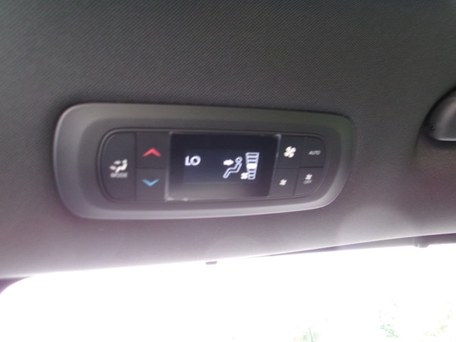 White Chrysler Voyager image number 16
