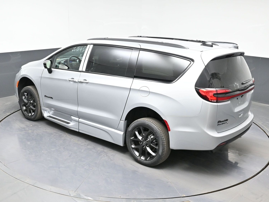 New 2026 Chrysler Pacifica Select Sport - BraunAbility Side Entry In Floor Automatic Ramp