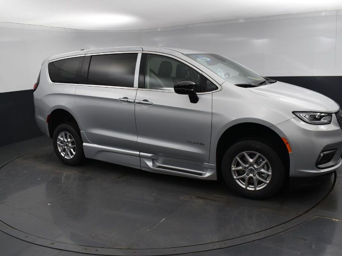 Silver Chrysler Pacifica image number 11