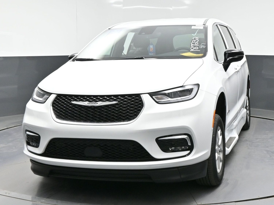 New 2026 Chrysler Pacifica Select Safety - BraunAbility Side Entry Entry Fold Out Automatic Ramp