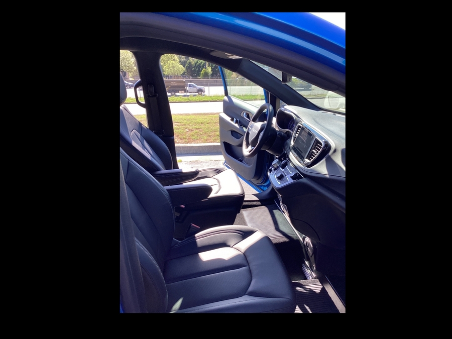 Blue Chrysler Pacifica image number 5