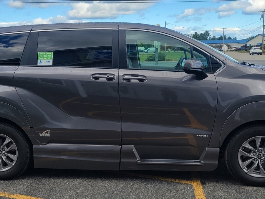Grey Toyota Sienna image number 6