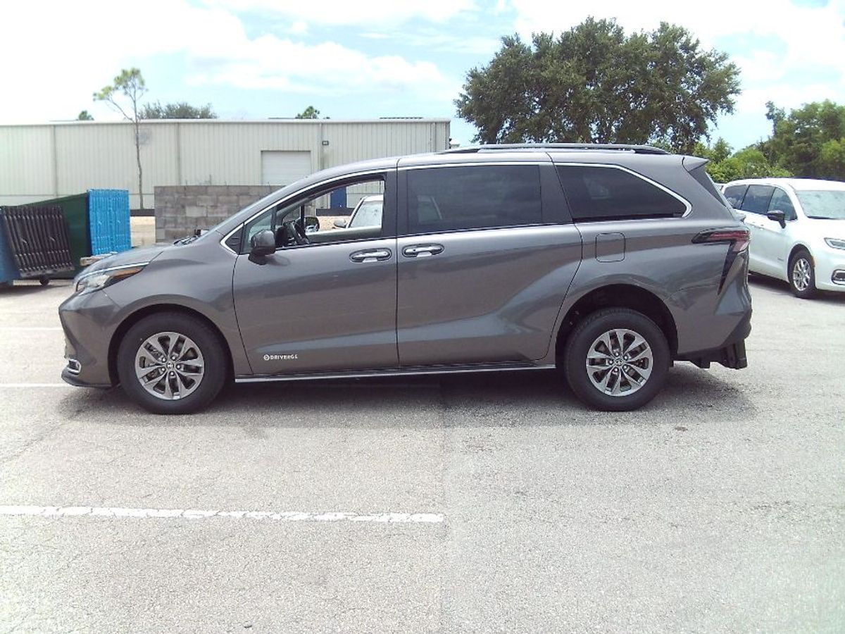 2023 TOYOTA SIENNA - Image 4