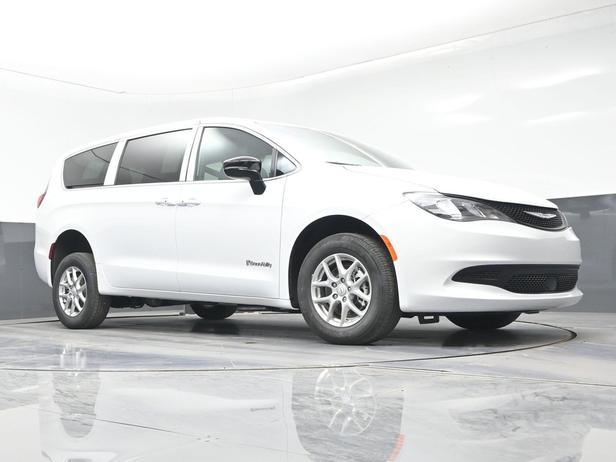 White Chrysler Voyager image number 24