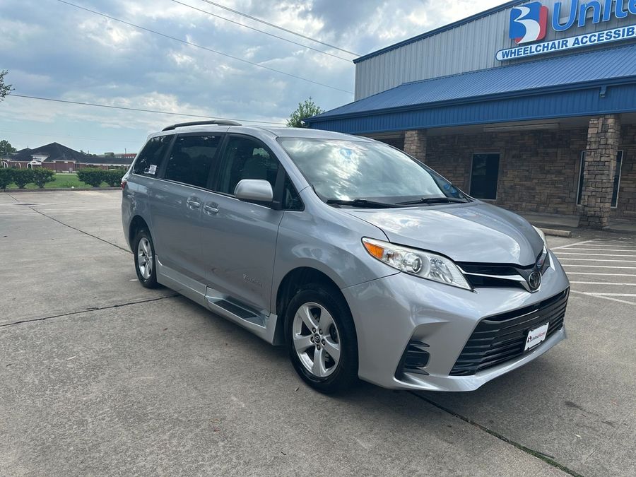 Used 2018 Toyota Sienna LE - BraunAbility Side Entry Entry Fold Out Automatic Ramp
