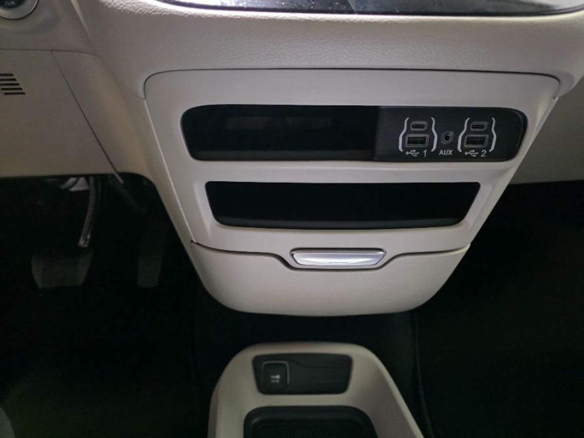 White Chrysler Voyager image number 29