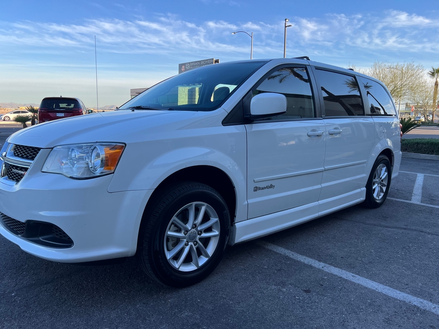Used 2014 Dodge Grand Caravan SXT - BraunAbility Side Entry Entry Fold Out Automatic Ramp