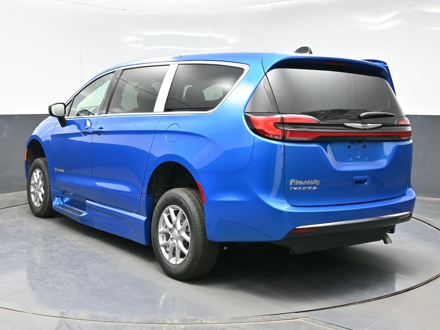 Blue Chrysler Pacifica image number 4