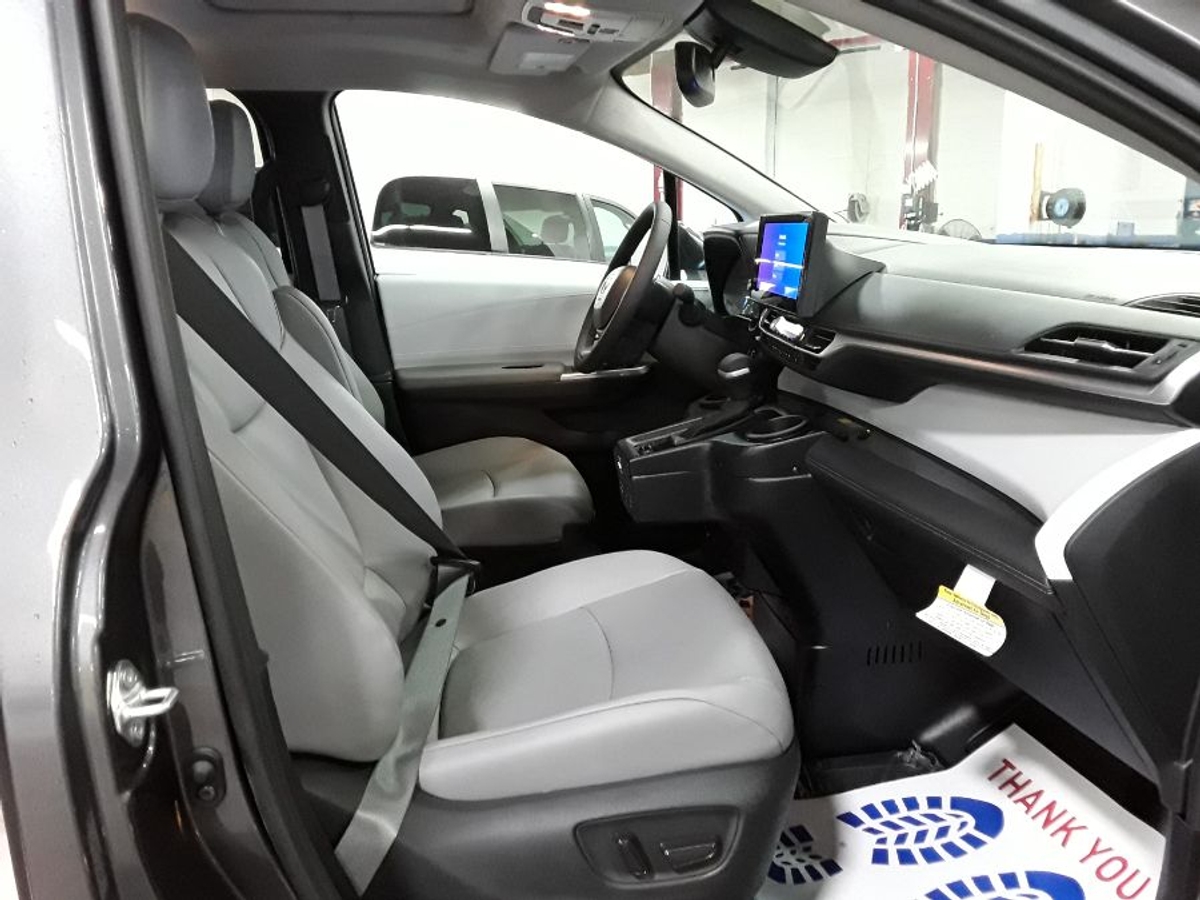 2025 TOYOTA SIENNA - Image 39