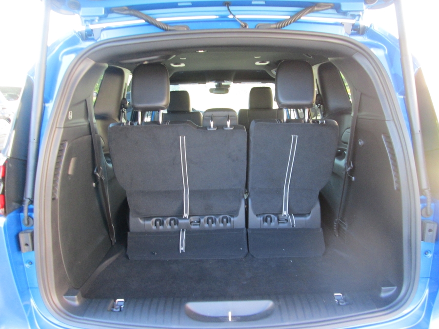 Blue Chrysler Pacifica image number 18