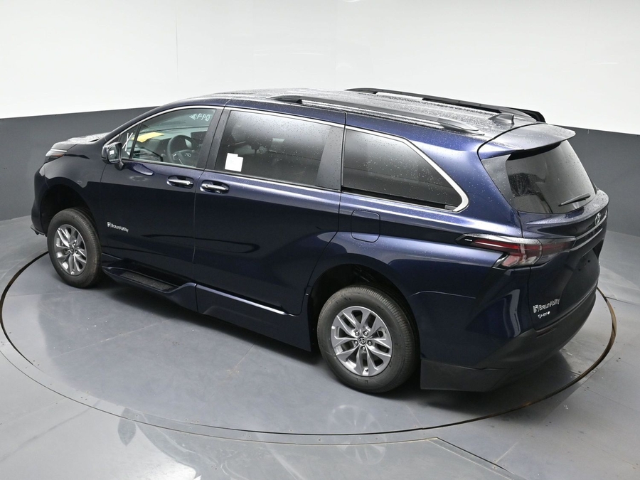 2026 Toyota Sienna XLE - Photo 9