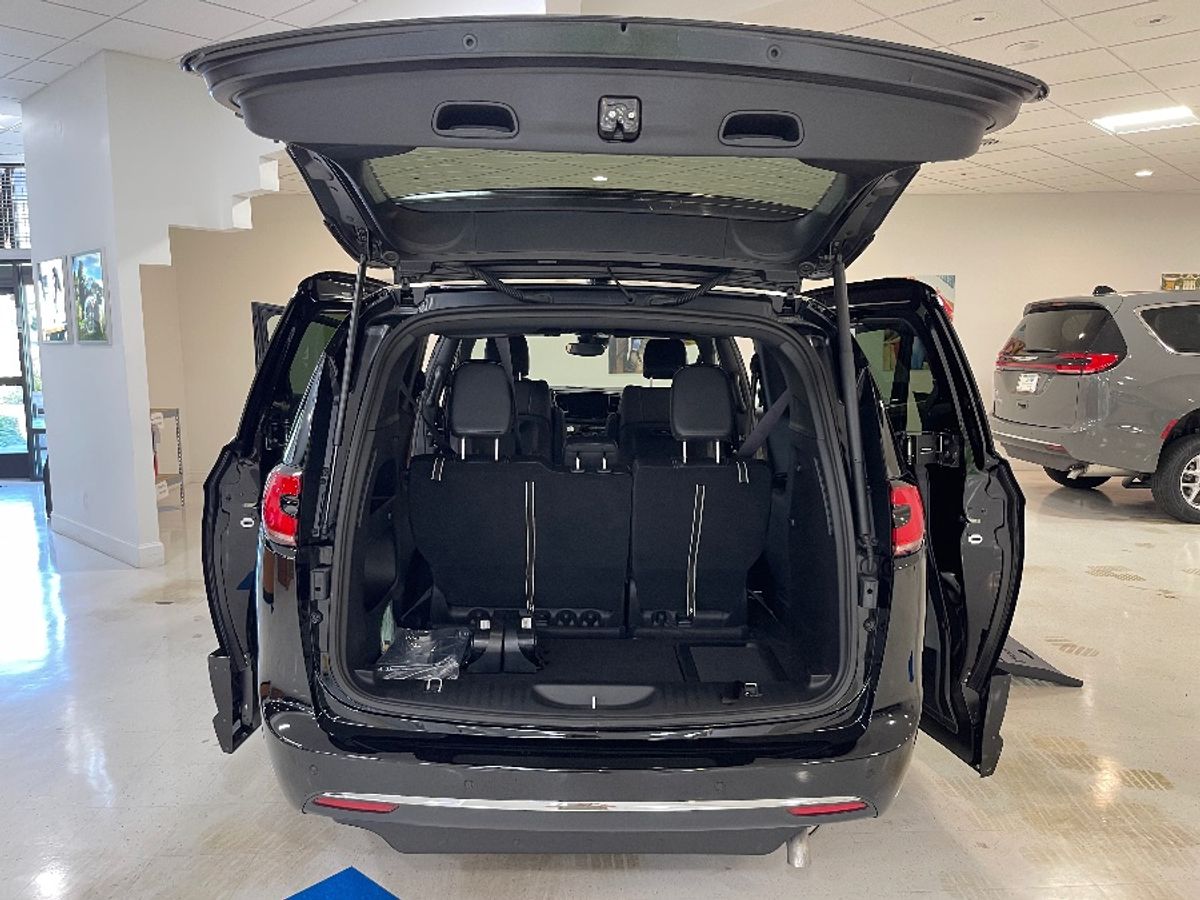 Black Chrysler Pacifica image number 12