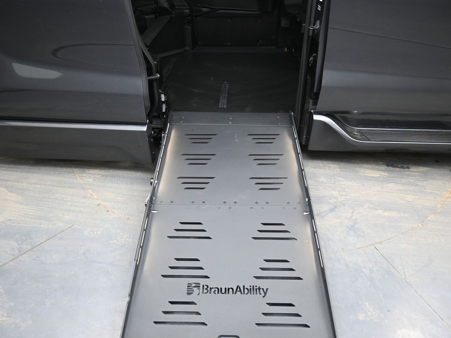 Grey Toyota Sienna image number 10