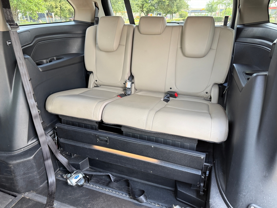 White Honda Odyssey image number 12