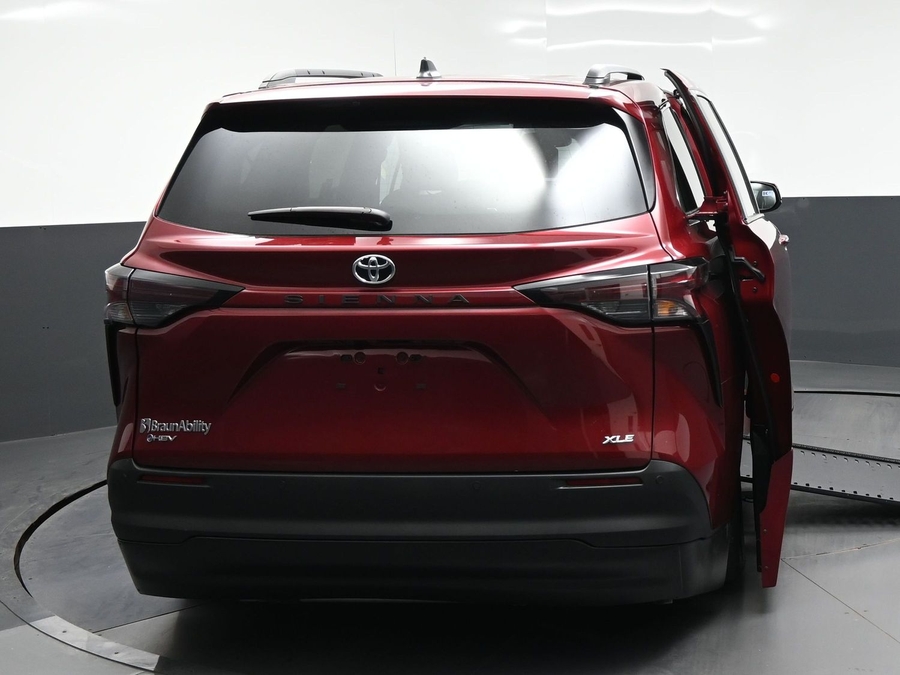 New 2026 Toyota Sienna Hybrid XLE Base - BraunAbility Side Entry In Floor Automatic Ramp