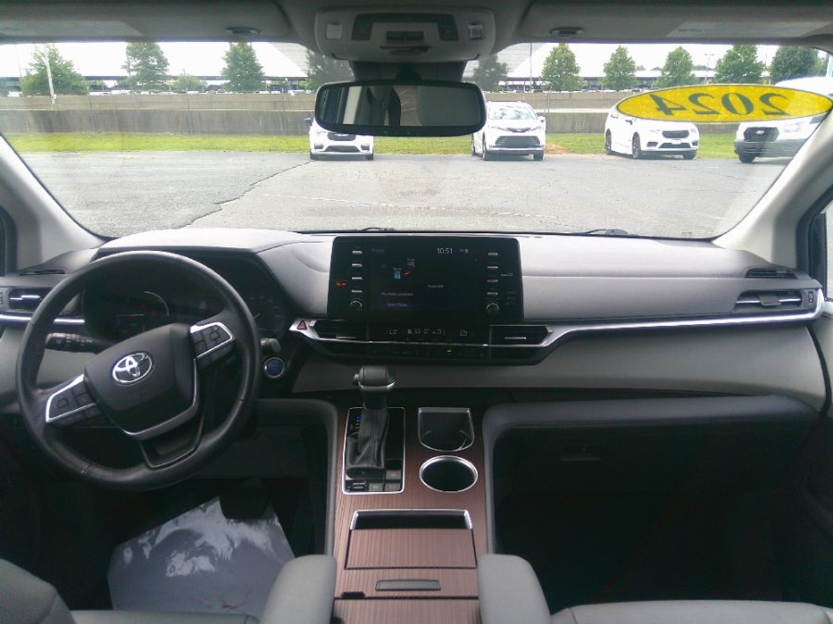 Blue Toyota Sienna image number 8