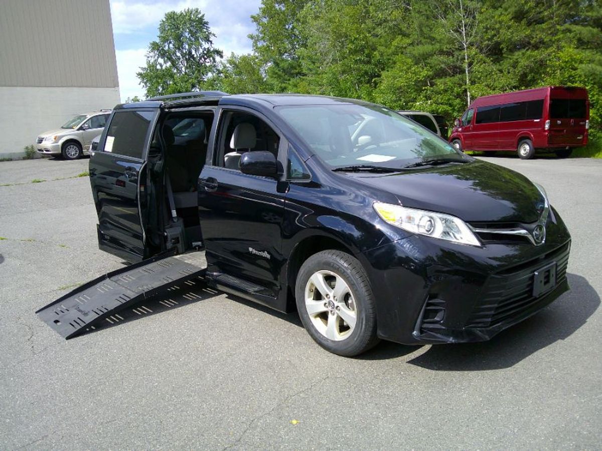 2018 Toyota Sienna LE's photo