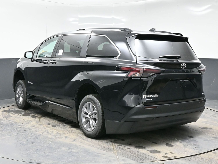 New 2026 Toyota Sienna Hybrid XLE Base - BraunAbility Side Entry Entry Fold Out Automatic Ramp