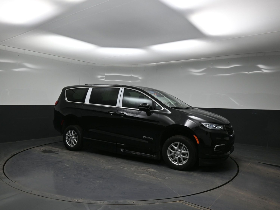 Black Chrysler Pacifica image number 17
