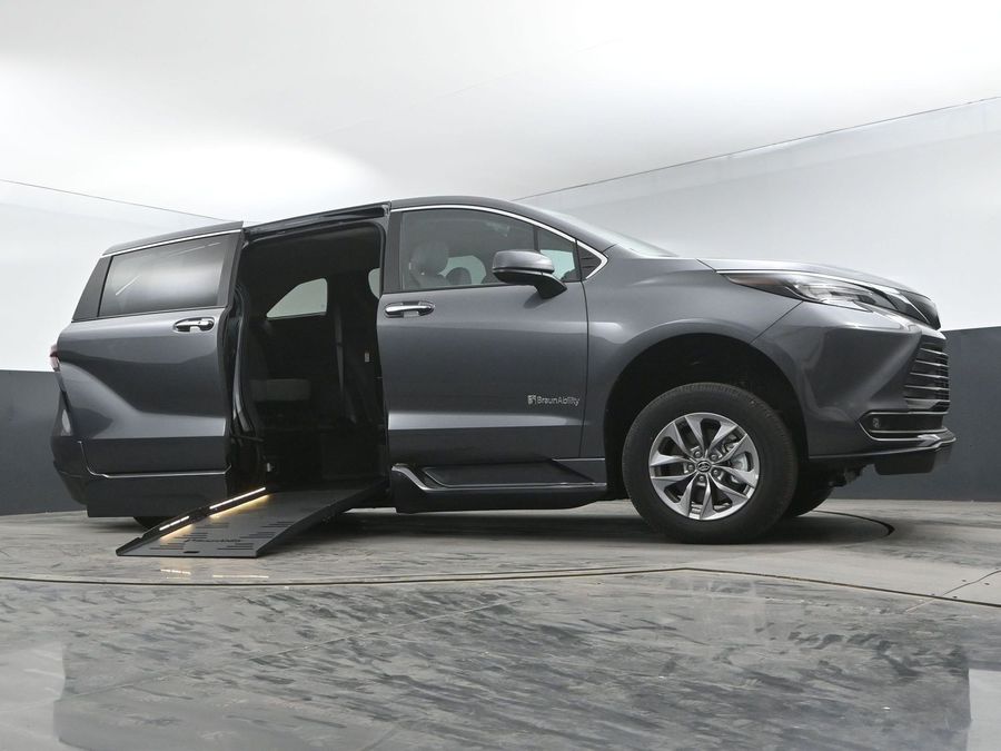 New 2025 Toyota Sienna Hybrid XLE Base - BraunAbility Side Entry Entry Fold Out Automatic Ramp