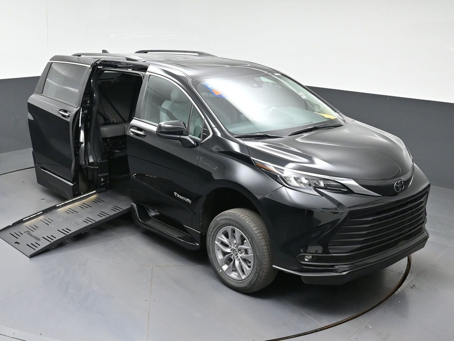 New 2026 Toyota Sienna Hybrid XLE Add - BraunAbility Side Entry Fold Out Automatic Ramp