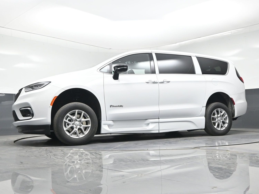 White Chrysler Pacifica image number 12