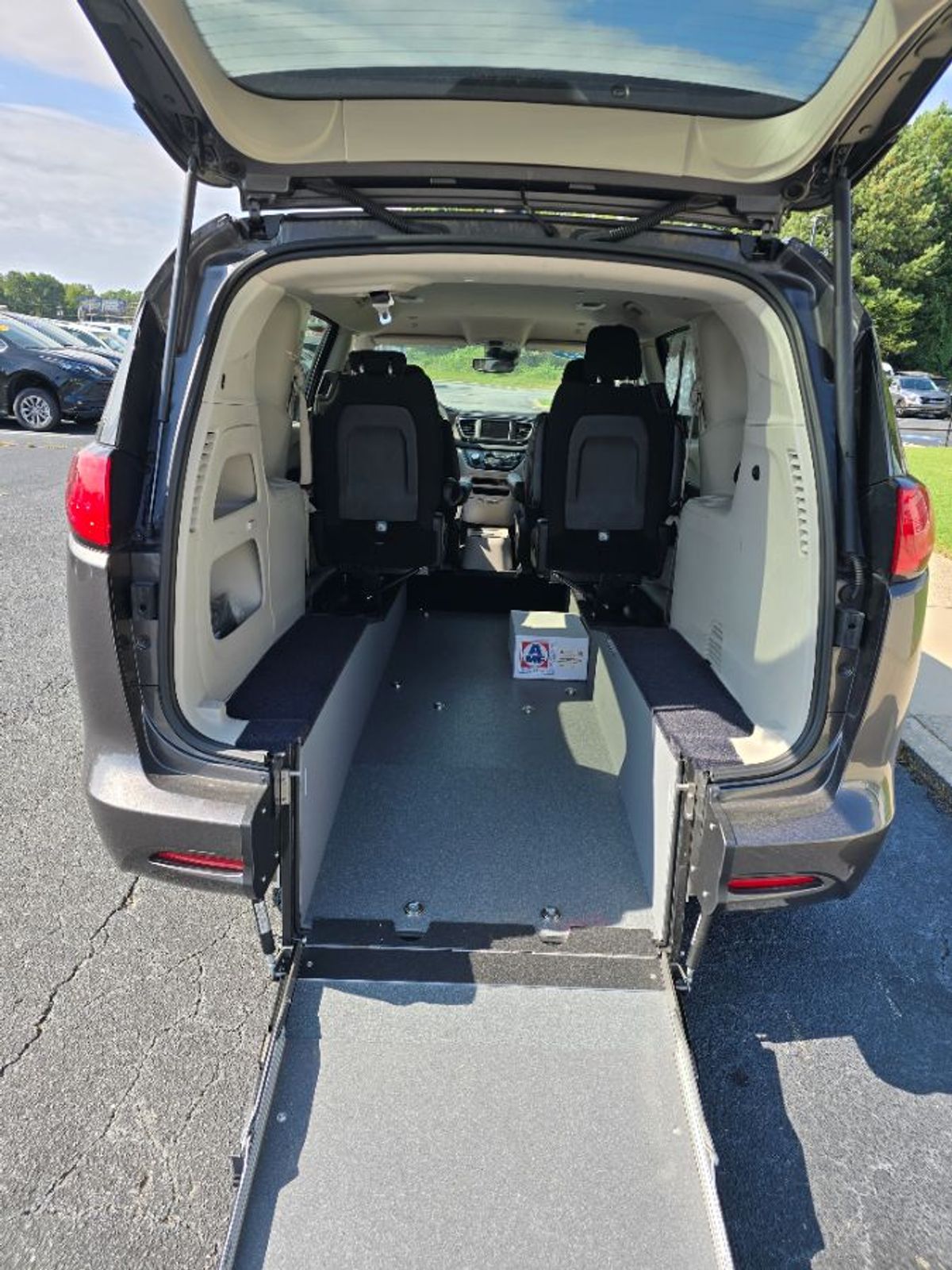 2023 CHRYSLER VOYAGER - Image 1