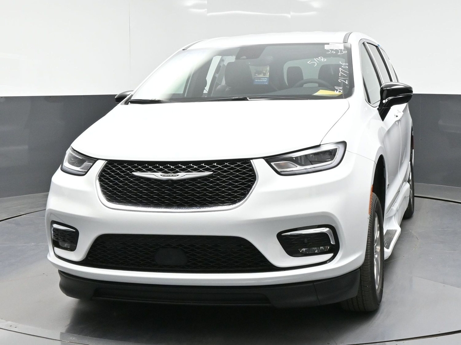 White Chrysler Pacifica image number 20