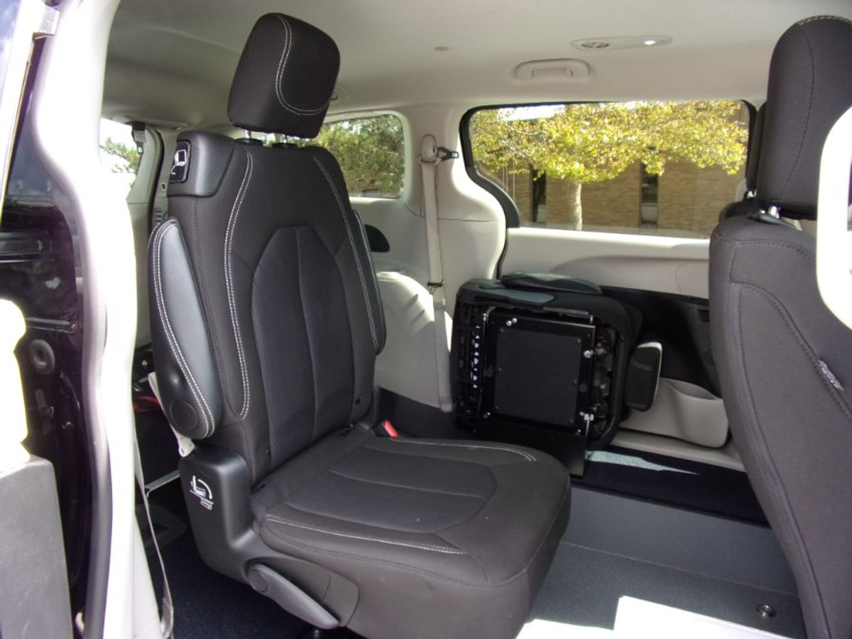 2024 CHRYSLER VOYAGER - Image 15