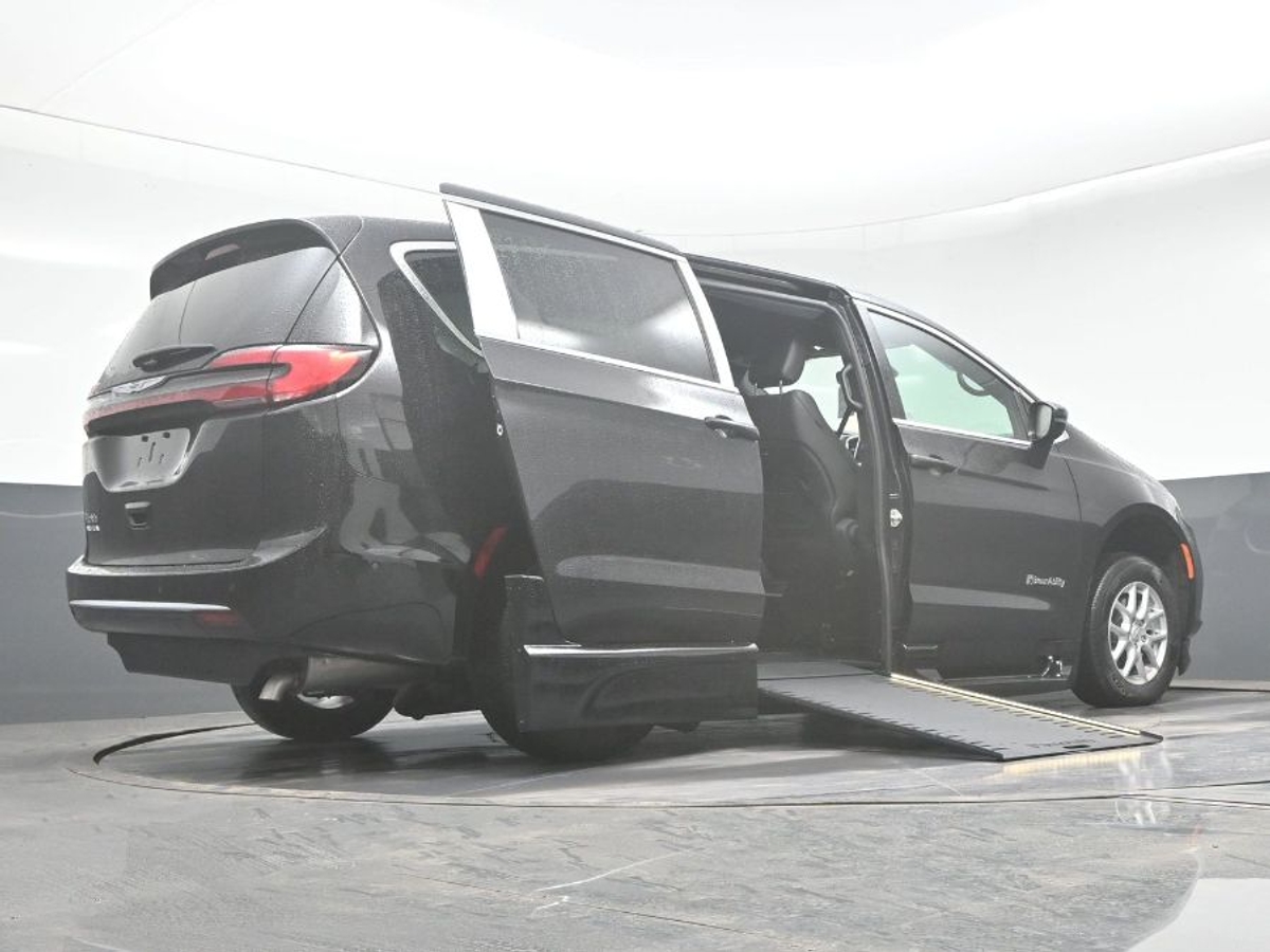 Black Chrysler Pacifica image number 21