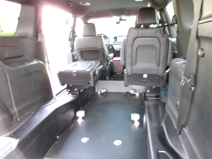 White Chrysler Voyager image number 7