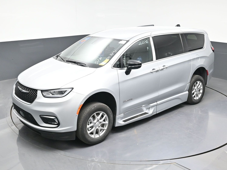 Silver Chrysler Pacifica image number 10