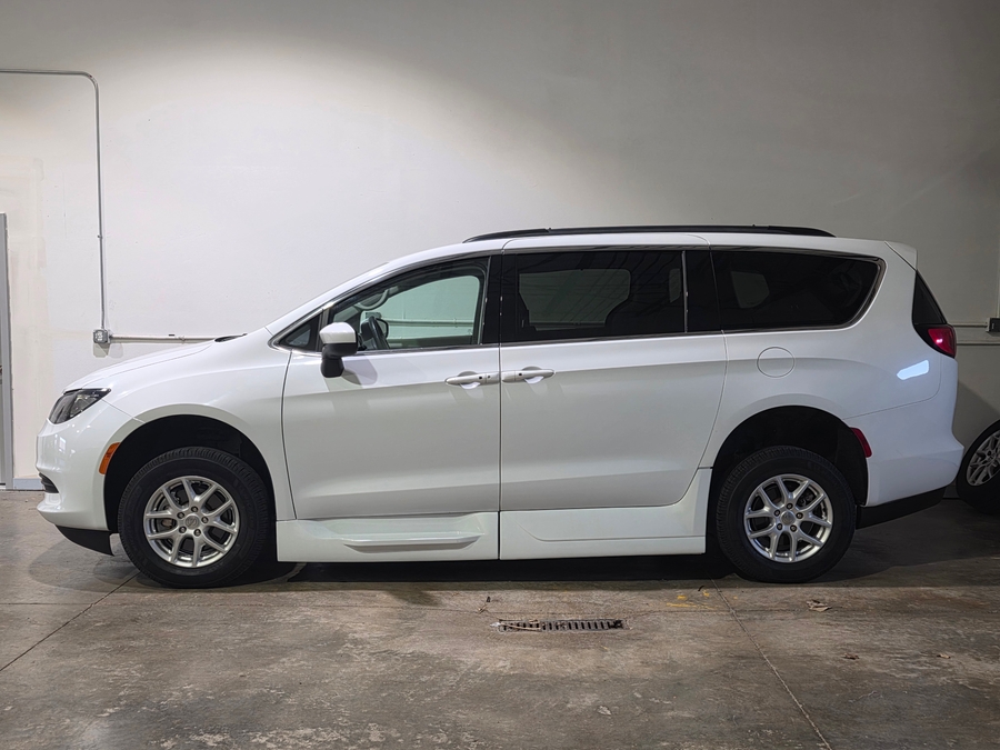 White Chrysler Voyager image number 6