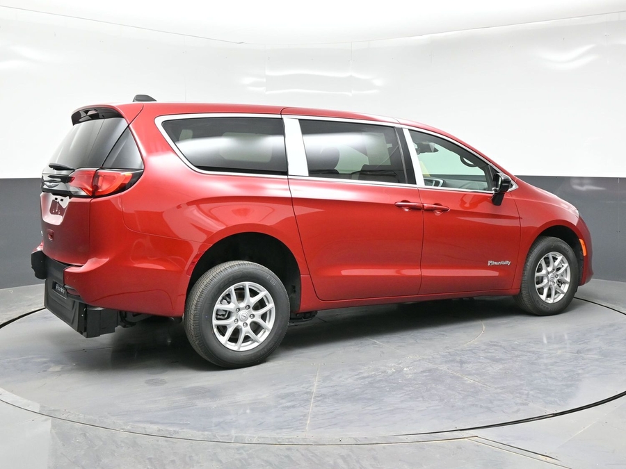 Red Chrysler Voyager image number 6