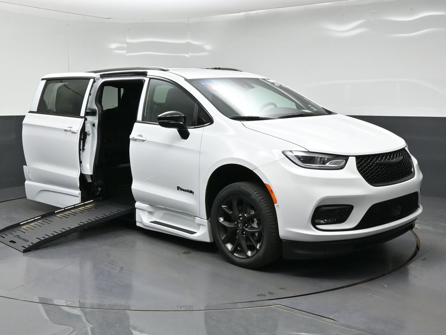 White Chrysler Voyager image number 29