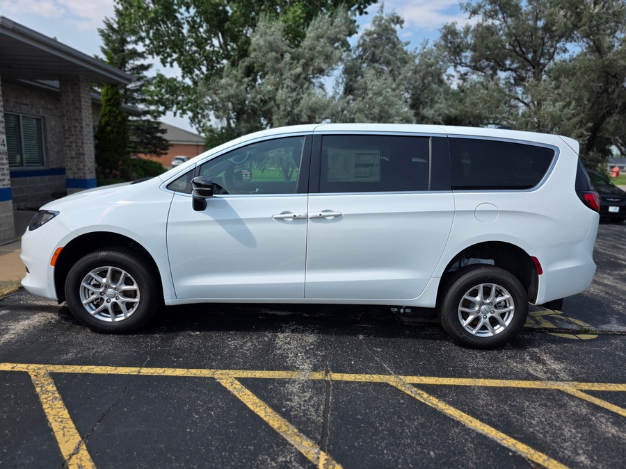 White Chrysler Voyager image number 3