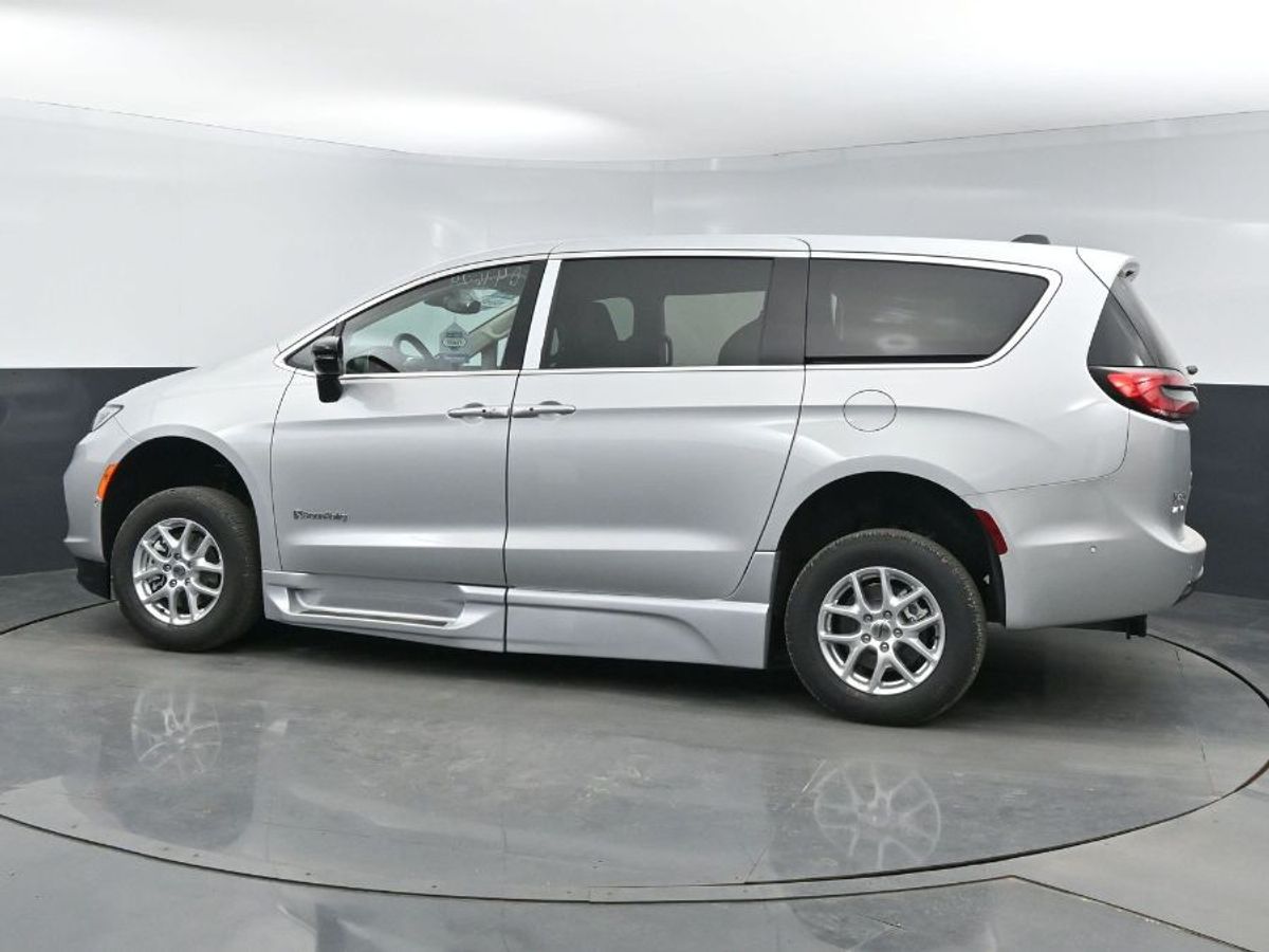 Silver Chrysler Pacifica image number 20
