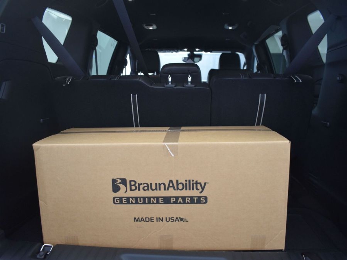 Black Chrysler Pacifica image number 13