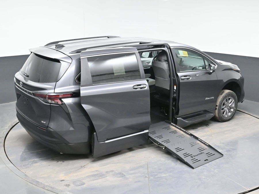 Grey Toyota Sienna image number 25