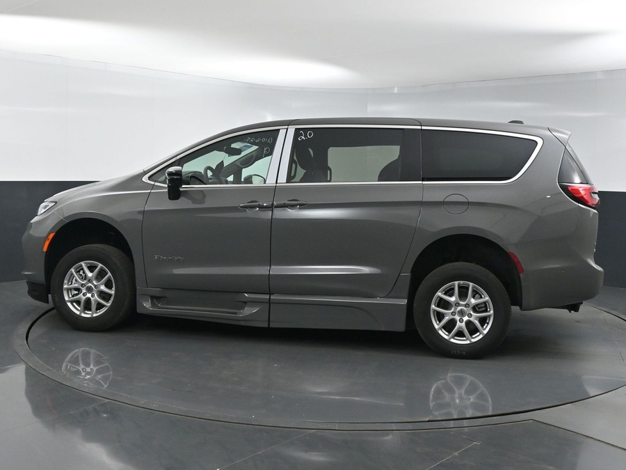 New 2025 Chrysler Pacifica Select Safety - BraunAbility Side Entry Entry Fold Out Automatic Ramp