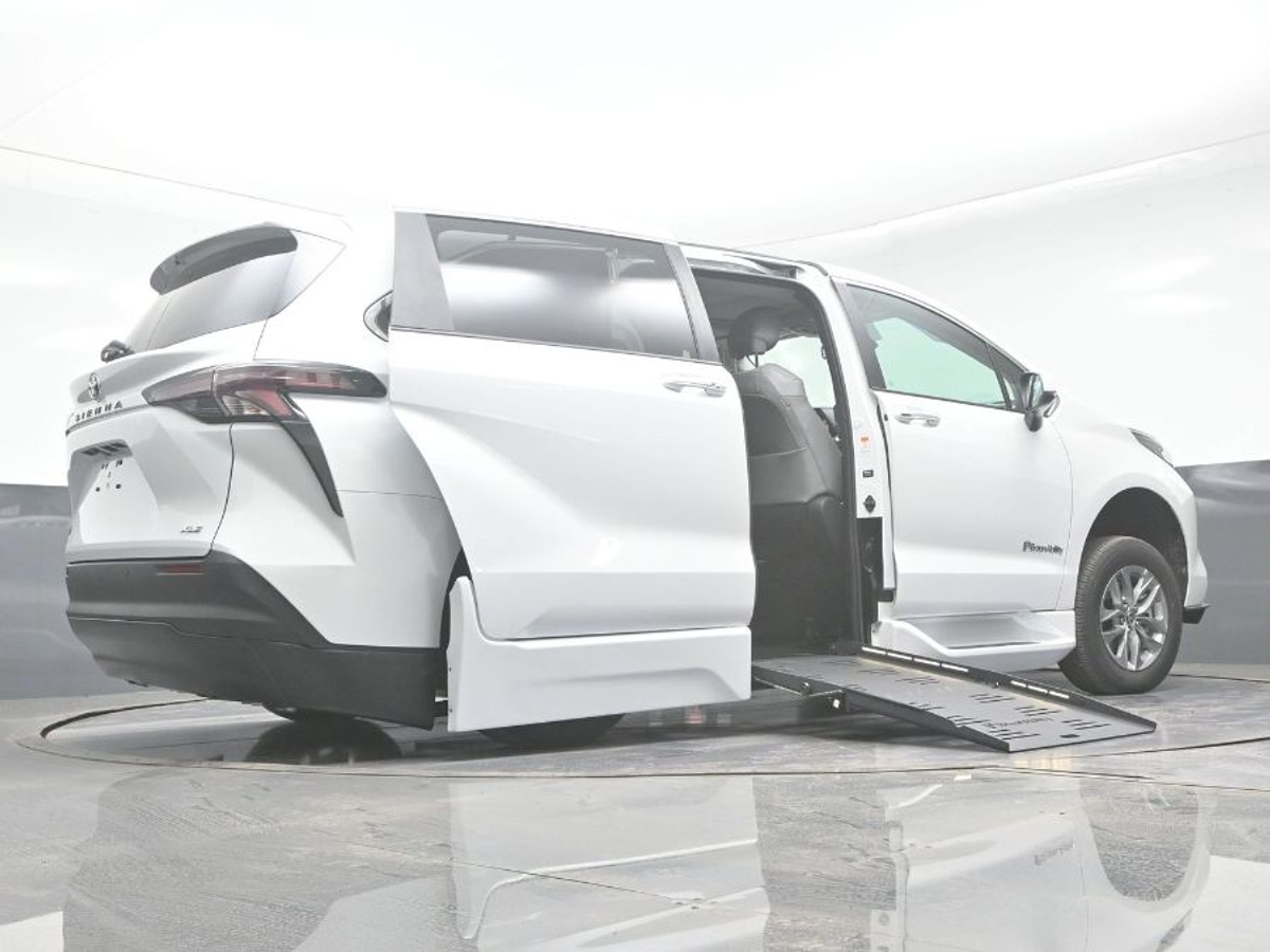 2025 TOYOTA SIENNA - Image 12