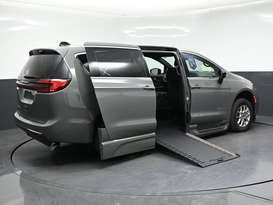 Used 2025 Chrysler Pacifica Select - BraunAbility Side Entry In Floor Automatic Ramp