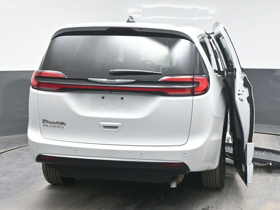 White Chrysler Pacifica image number 5