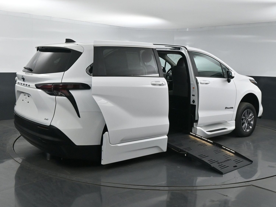 New 2025 Toyota Sienna Hybrid LE - BraunAbility Side Entry Entry Fold Out Automatic Ramp