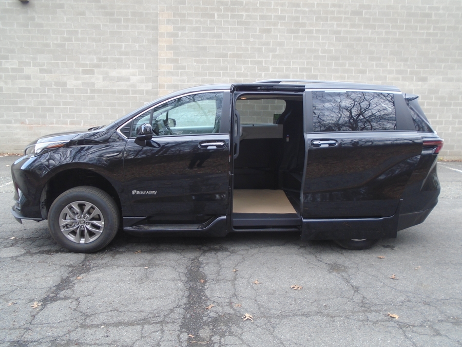 Black Toyota Sienna image number 5