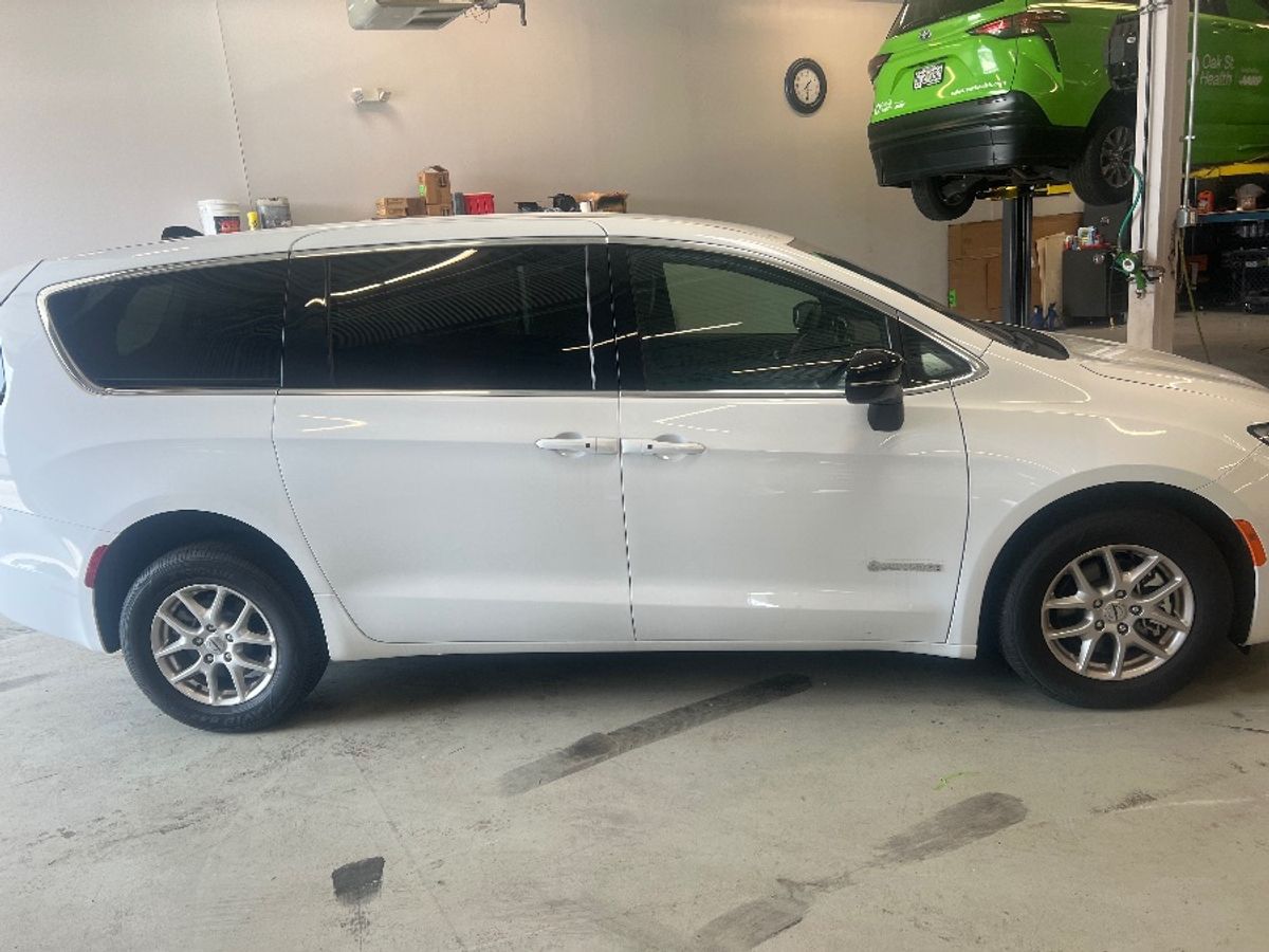 2025 CHRYSLER PACIFICA - Image 2