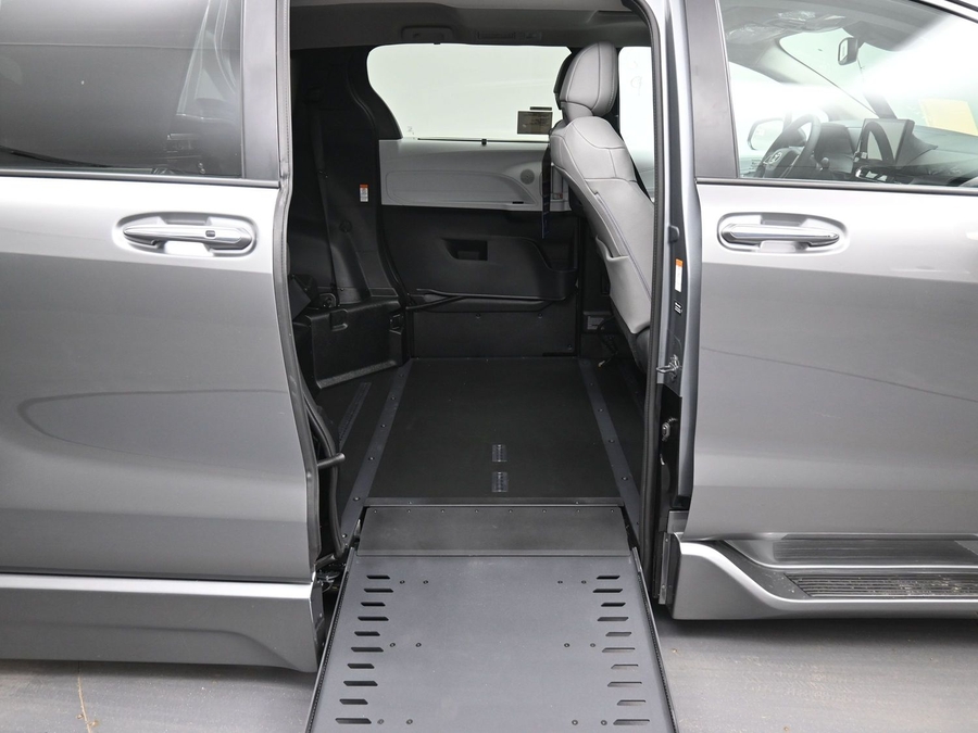 Grey Toyota Sienna image number 10