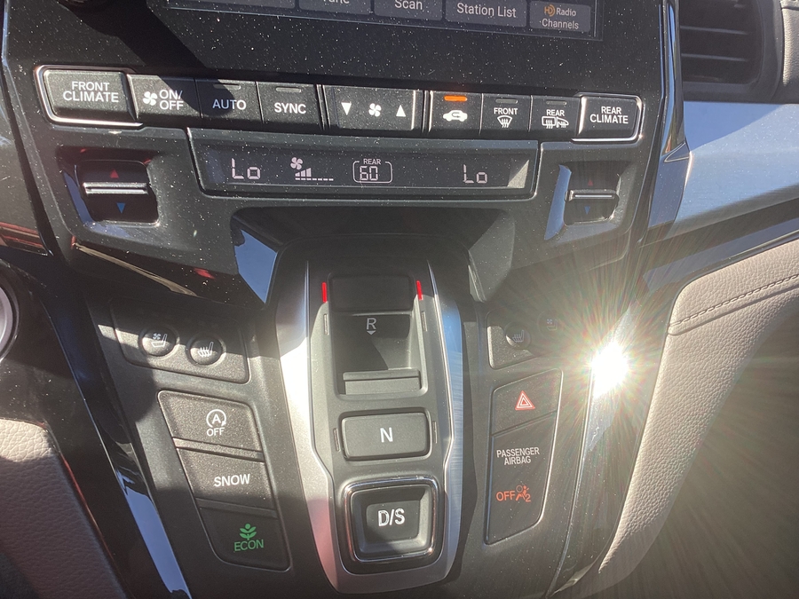 White Honda Odyssey image number 19